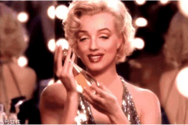 如何正确喷洒香水 经典七点并不是最正确