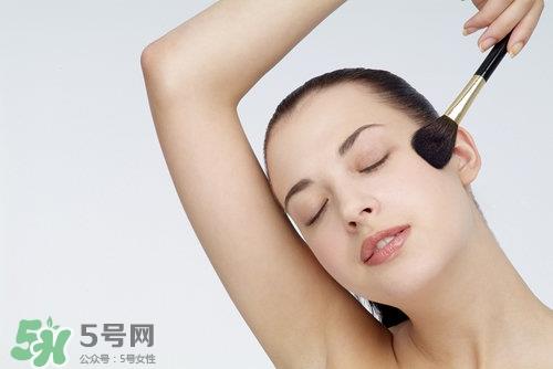 粉底液用刷子还是海绵 粉底液用什么工具上妆