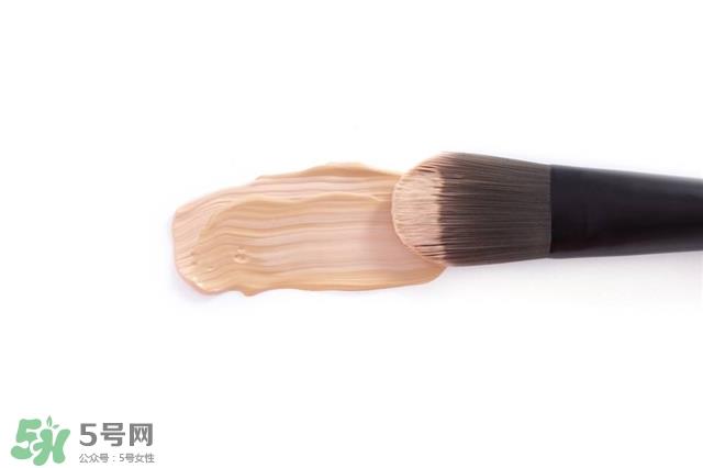 粉底液用刷子还是海绵 粉底液用什么工具上妆