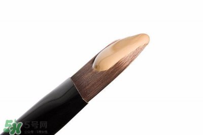 ​粉底液用刷子还是海绵 粉底液用什么工具上妆