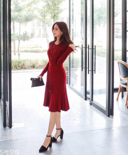 红色针织连衣裙怎么搭配？气质女神就是你
