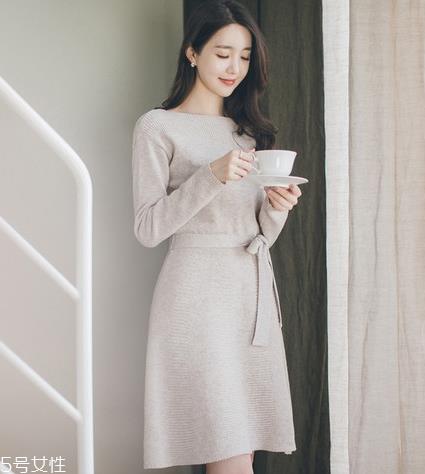 红色针织连衣裙怎么搭配？气质女神就是你
