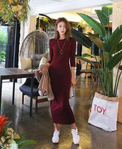 红色针织连衣裙怎么搭配？气质女神就是你