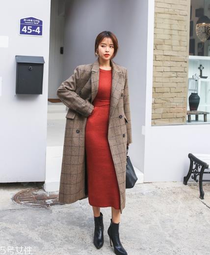 红色针织连衣裙怎么搭配？气质女神就是你