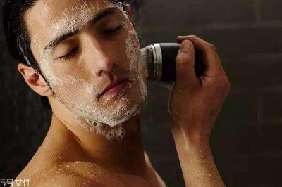 ​男士脱皮用什么护肤品 男士皮肤这样呵护