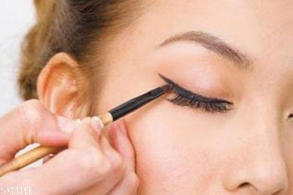 自己如何画眼线好看 画眼线的技巧有哪些