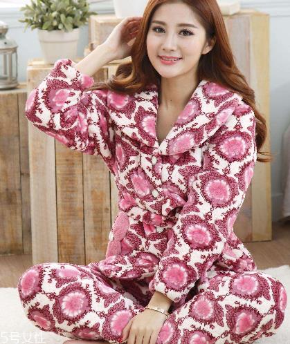 睡衣里面还要穿内裤吗？睡衣里面用不用穿内裤