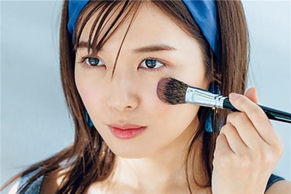 粉色腮红怎么画甜美妆容