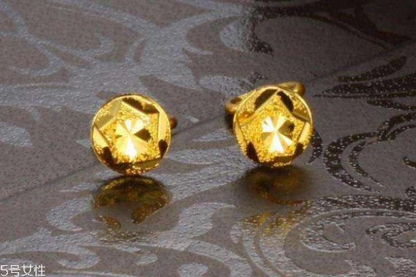 黄金耳钉多久清洗一次 看佩戴时间