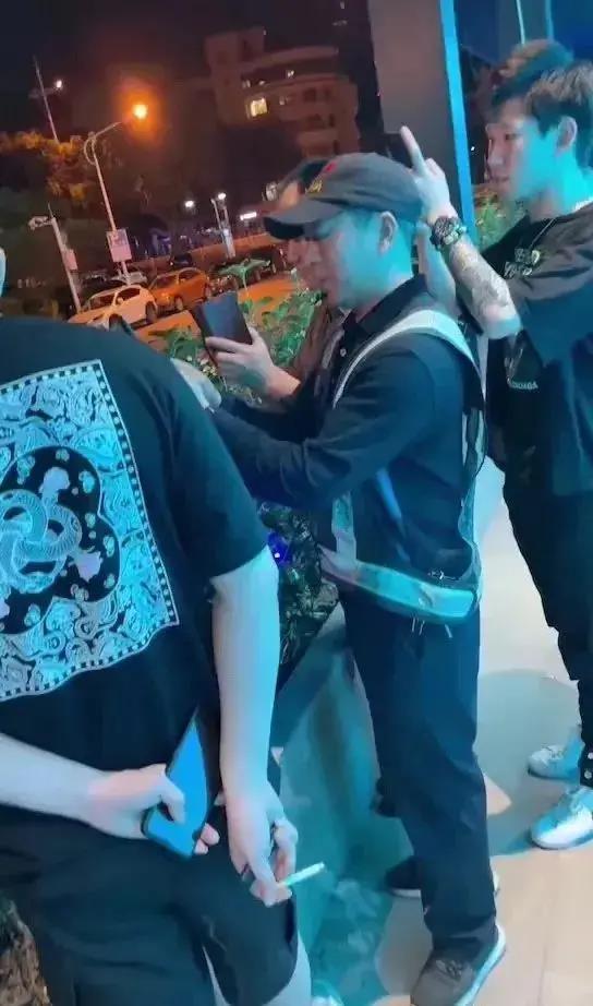 为了满足“变态”心理,丈夫拍摄妻子与多名陌生男不雅视频,获利百万13