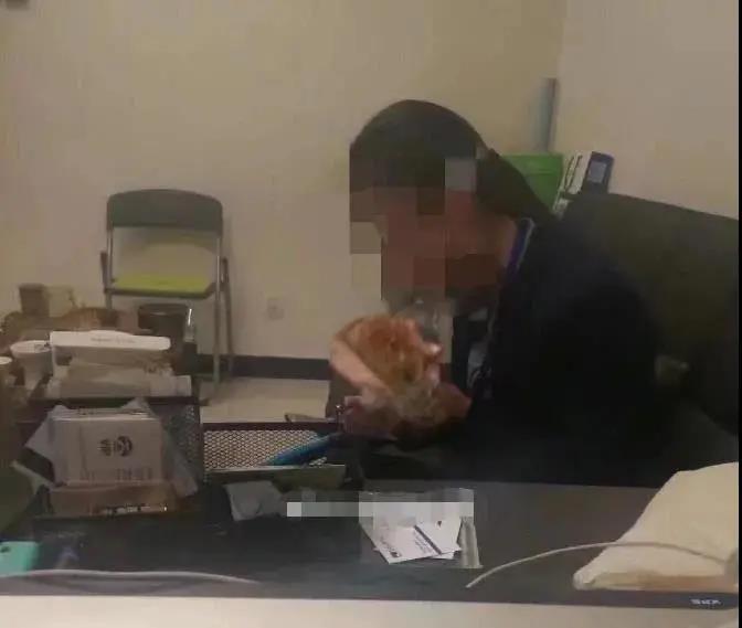 为了满足“变态”心理,丈夫拍摄妻子与多名陌生男不雅视频,获利百万20