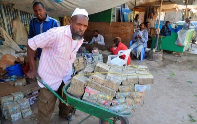 探秘津巴布韦币最大面值:网友戏称冥币都不敢这么印  2