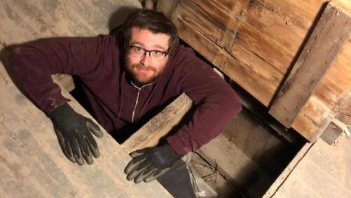 探秘情侣买下旧宅发现暗格（总共发现了66瓶威士忌）  2