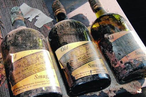 探秘情侣买下旧宅发现暗格（总共发现了66瓶威士忌）  1