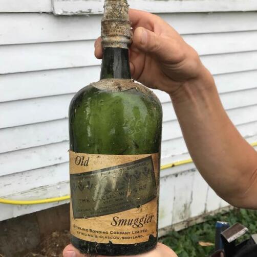 探秘情侣买下旧宅发现暗格（总共发现了66瓶威士忌）  3