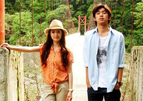 两个人生活背景类似