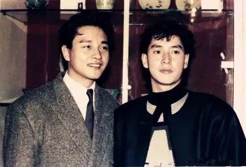 1981年，张国荣和宿命中的两个白衣少年在中环相遇