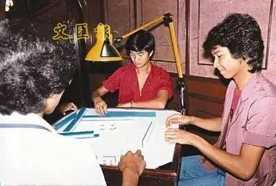 1981年，张国荣和宿命中的两个白衣少年在中环相遇