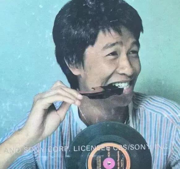 1981年，张国荣和宿命中的两个白衣少年在中环相遇