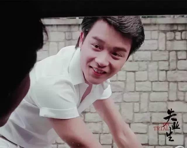 1981年，张国荣和宿命中的两个白衣少年在中环相遇