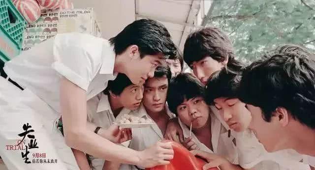 1981年，张国荣和宿命中的两个白衣少年在中环相遇