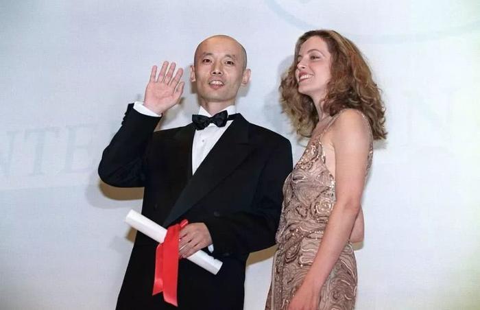 1981年，张国荣和宿命中的两个白衣少年在中环相遇