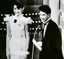 1981年，张国荣和宿命中的两个白衣少年在中环相遇