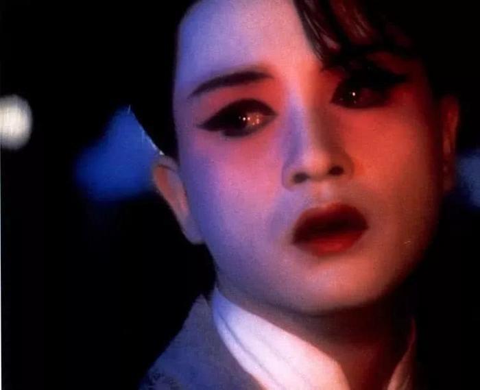 1981年，张国荣和宿命中的两个白衣少年在中环相遇