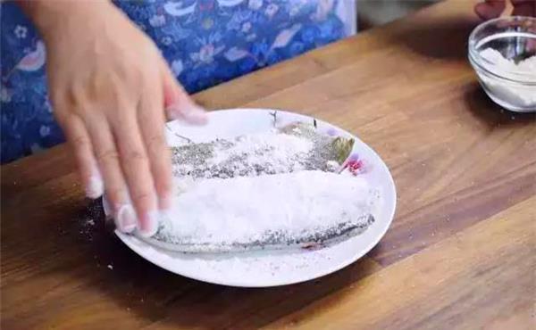 一道美味香煎鳕鱼，做法简单，营养丰富，全家人都爱吃！