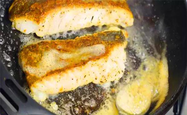 一道美味香煎鳕鱼，做法简单，营养丰富，全家人都爱吃！