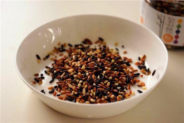 一道特色五谷海鲜焗饭，鲜香爽口，制作简单，好吃又营养！