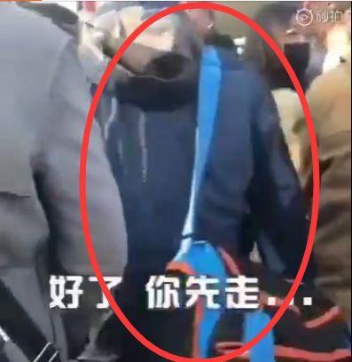 300斤胖小伙挤地铁被骂哭，踩脚道歉不被原谅还被人身攻击，胖就活该被欺负？