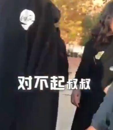 300斤胖小伙挤地铁被骂哭，踩脚道歉不被原谅还被人身攻击，胖就活该被欺负？