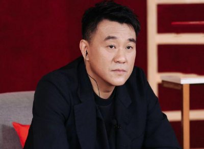 ​30岁一战成名，为报答妻子对自己死心塌地拼命拍戏，如今怎样了？