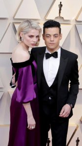 ​红毯与颁奖典礼上的Rami Malek和女友Lucy Boynton（身穿Rodarte礼服