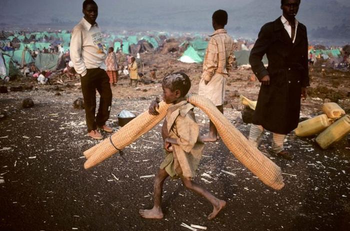 1994年卢旺达大屠杀，百万人惨死，几十万女性惨遭毒手，遍地尸骨