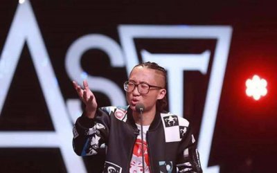 ​一位脱口秀演员的面相：两腮无肉，麻子脸