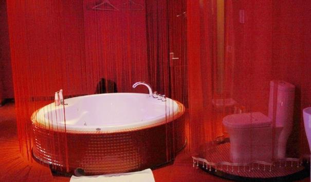 情侣酒店房间内“八爪椅”有何用？受得情侣钟爱，过来人告你真相