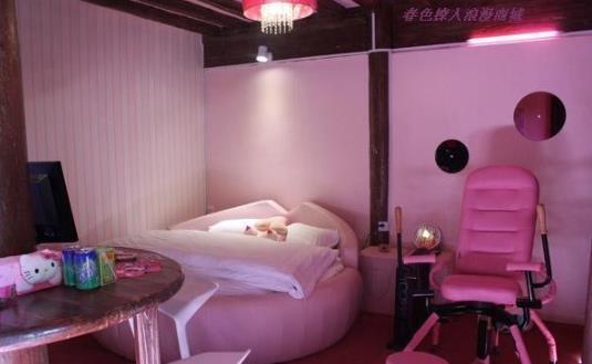 情侣酒店房间内“八爪椅”有何用？受得情侣钟爱，过来人告你真相