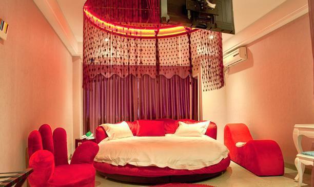 情侣酒店房间内“八爪椅”有何用？受得情侣钟爱，过来人告你真相