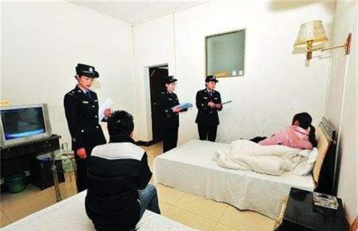 情侣入住酒店，遭遇警察突然查房别紧张，轻松回答这个问题就安全