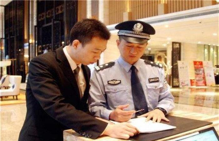 情侣入住酒店，遭遇警察突然查房别紧张，轻松回答这个问题就安全