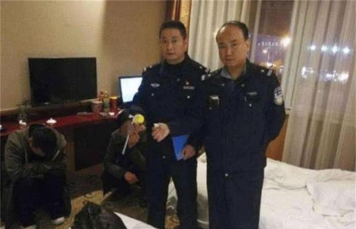 情侣入住酒店，遭遇警察突然查房别紧张，轻松回答这个问题就安全