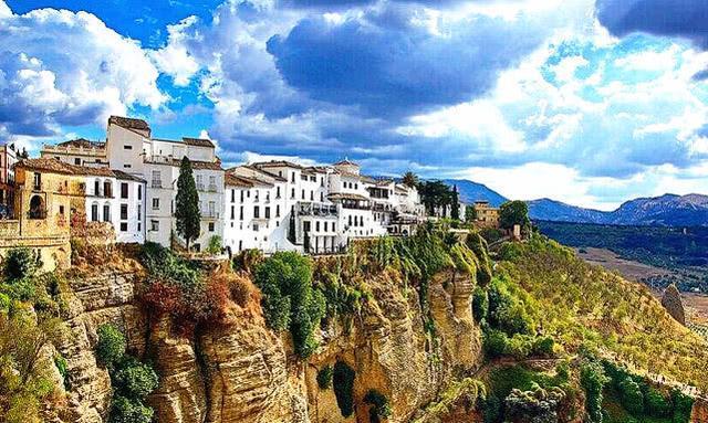 世界上“最适合私奔”小镇，悬崖上的“天空之城”，环境优美