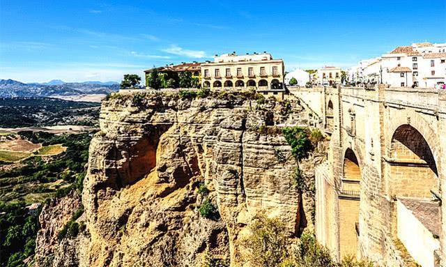 世界上“最适合私奔”小镇，悬崖上的“天空之城”，环境优美