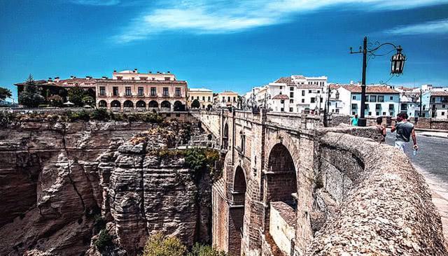 世界上“最适合私奔”小镇，悬崖上的“天空之城”，环境优美