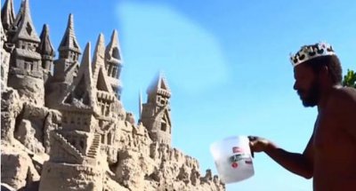 ​世界上一位“很穷”的国王，自己修建沙子皇宫，靠与游客拍照谋生