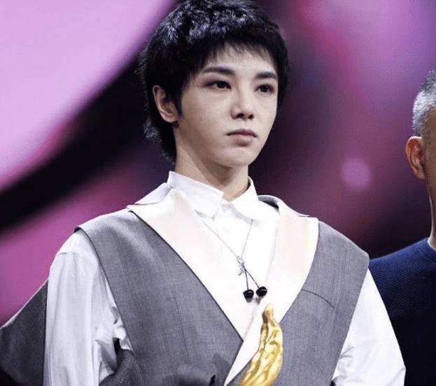 有种“毁容”叫做华晨宇，离开美颜精修图，脸上痘印眼袋很明显