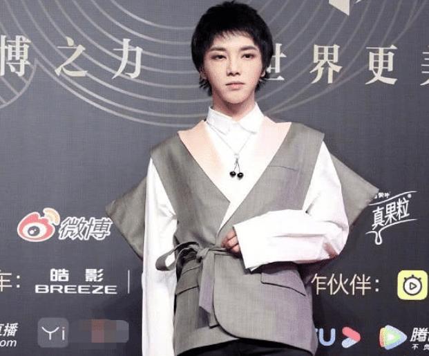 有种“毁容”叫做华晨宇，离开美颜精修图，脸上痘印眼袋很明显