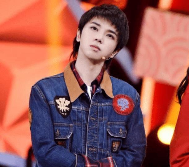 有种“毁容”叫做华晨宇，离开美颜精修图，脸上痘印眼袋很明显